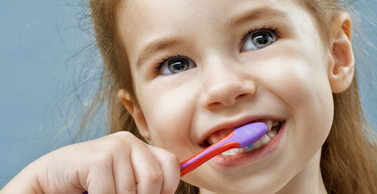 Як правильно вибрати дитячу зубну щітку та пасту?