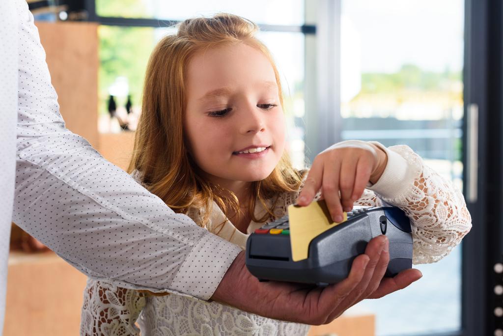 Чи потрібна дітям кредитна картка?