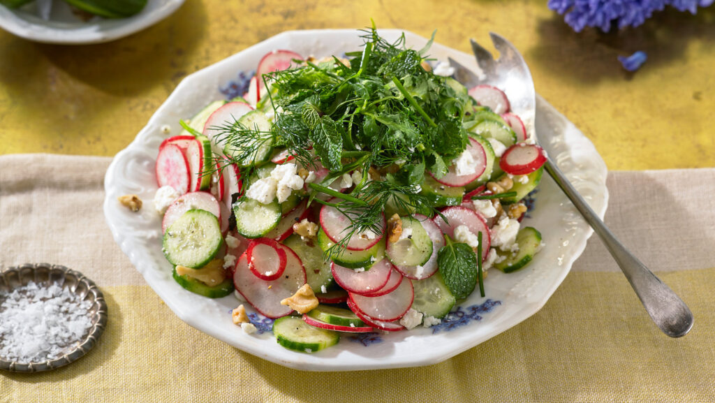 Салат с редиской, фетой и грецкими орехами