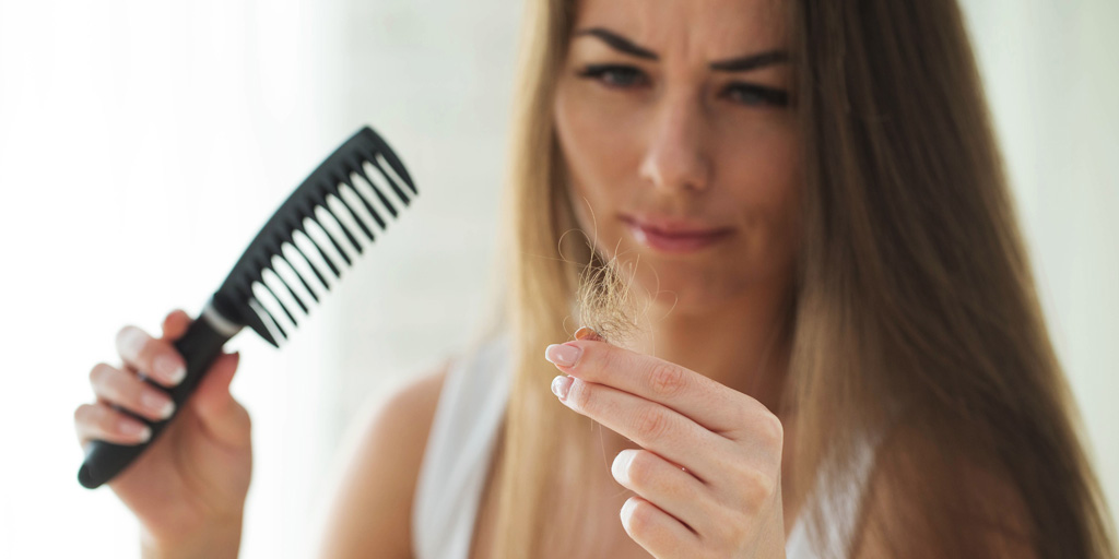 Які вітаміни для волосся допоможуть зупинити випадання?