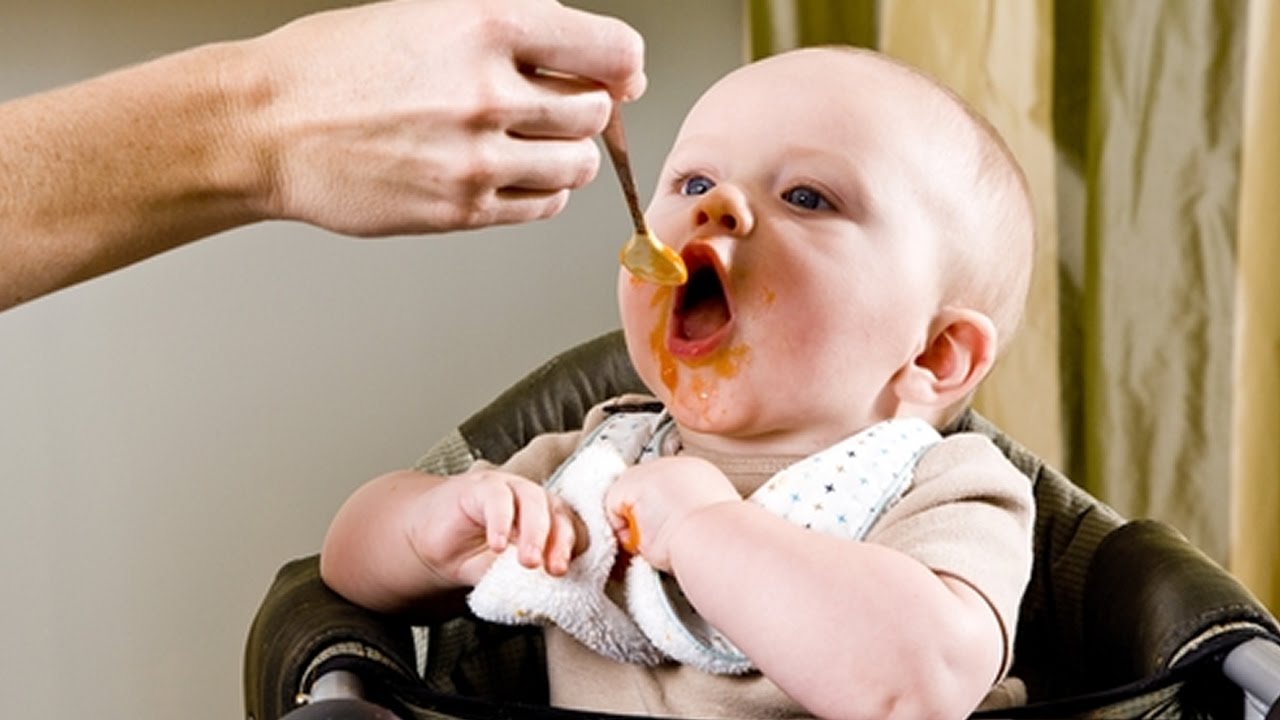 Перший дитячий прикорм: Повне керівництво