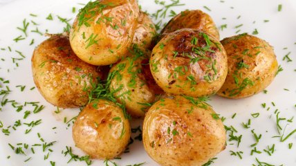 В духовке молодой картофель вы еще не готовили: получится невероятно вкусно