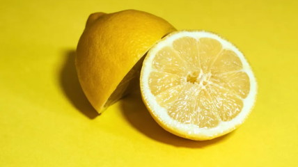 Навіщо вставляти шпажку в лимон: хитрий лайфхак від досвідчених кулінарів