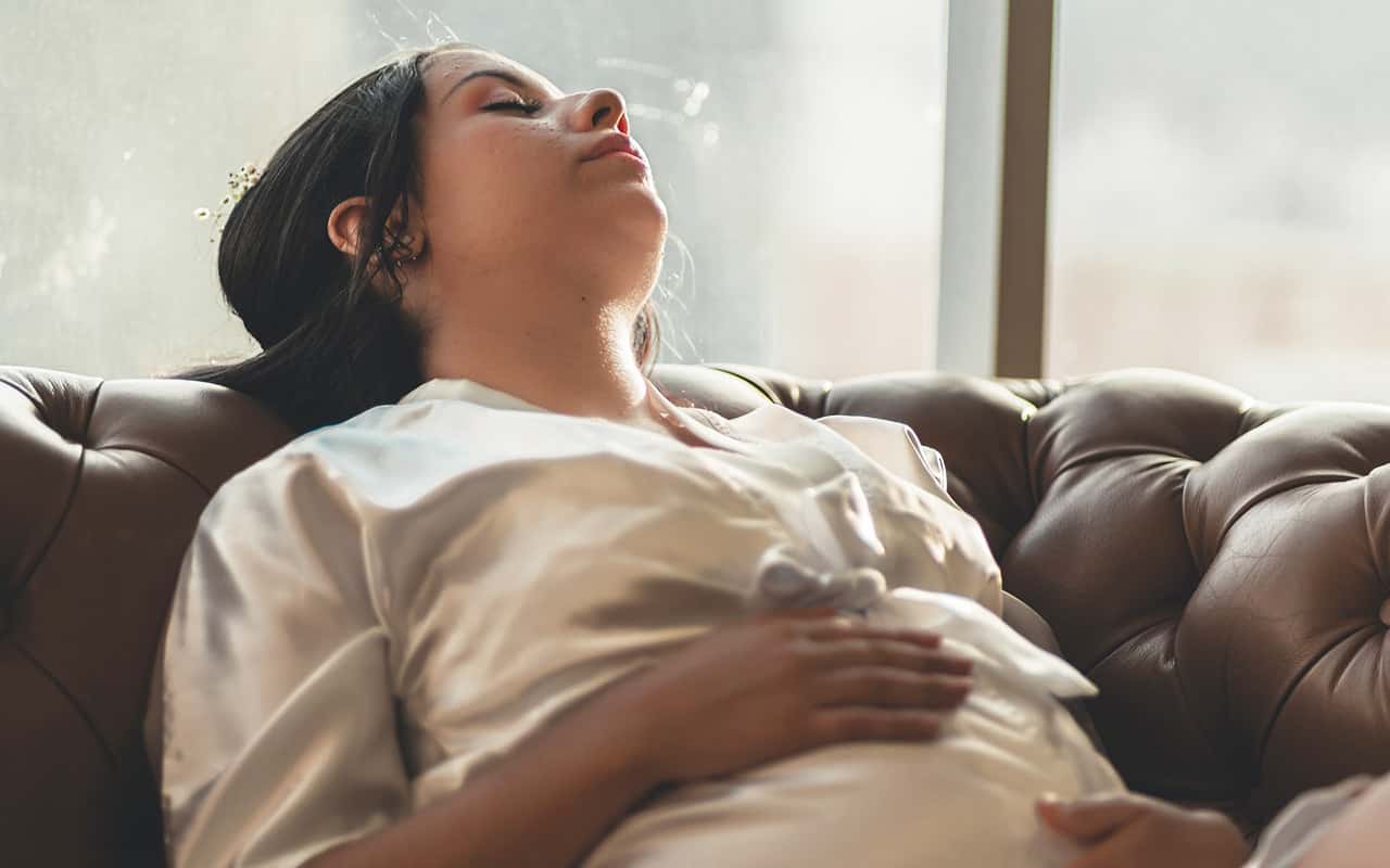 Тягне низ живота під час вагітності: коли це норма, а коли тривожний дзвінок