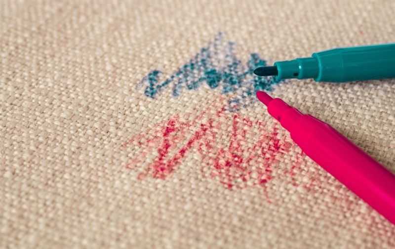 Як вивести фломастер з дивану, одягу і шпалер: робочі способи